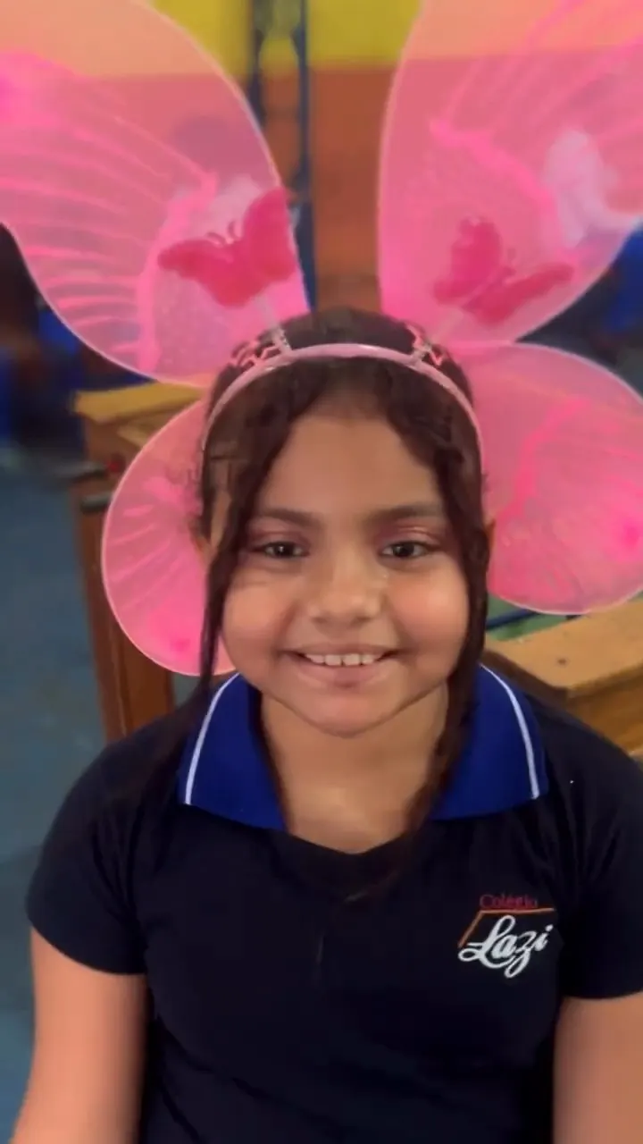 Aluna do Colégio Lazi sorrindo