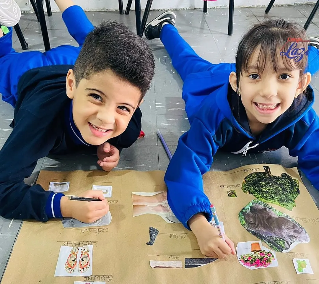Dois alunos sorrindo durante uma atividade