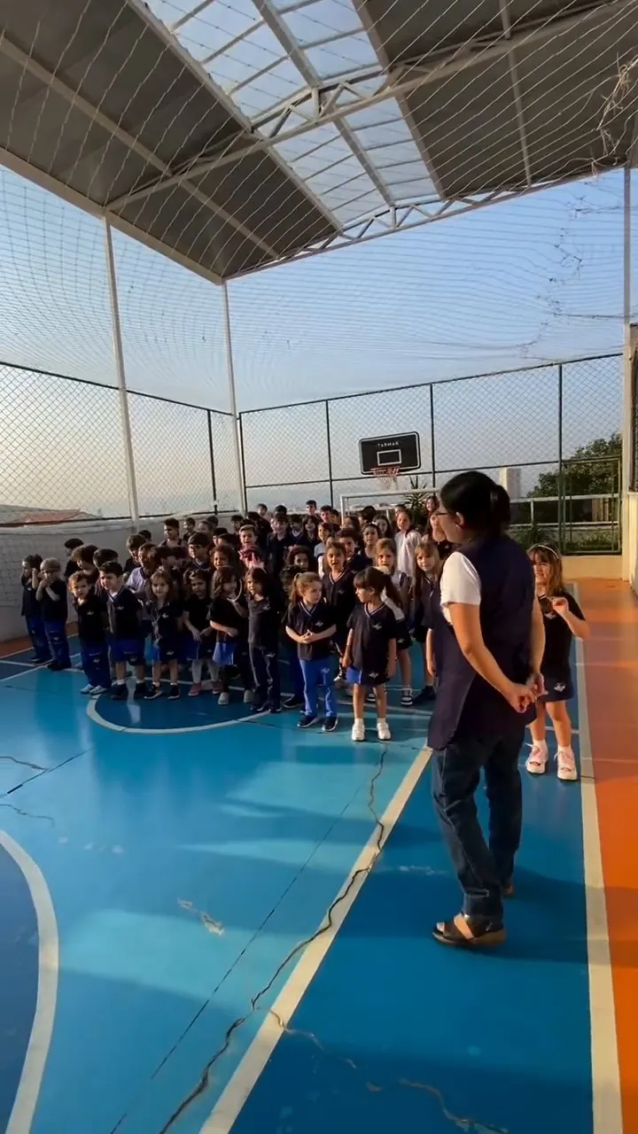 Alunos do Colégio Lazi reunidos na quadra